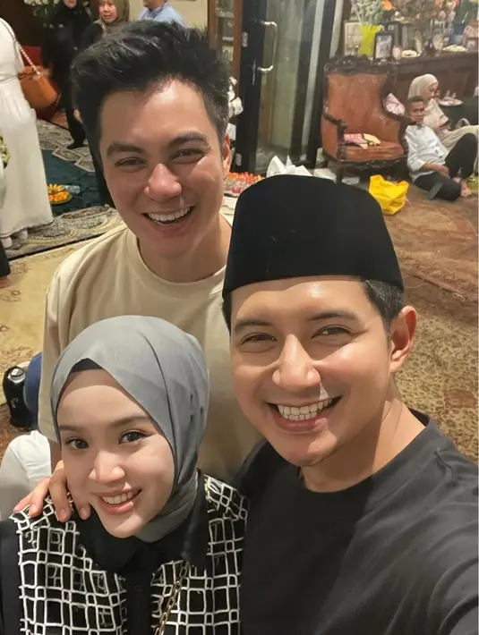 Sebelumnya, Chand Kelvin juga sempat melayat ke rumah duka untuk menyampaikan ucapan belasungkawa secara langsung kepada Baim dan keluarganya. Kehadiran para sahabat menjadi pengingat pentingnya dukungan dari orang-orang terdekat saat menghadapi kehilangan yang mendalam. (Liputan6.com/IG/@chand_kelvin)