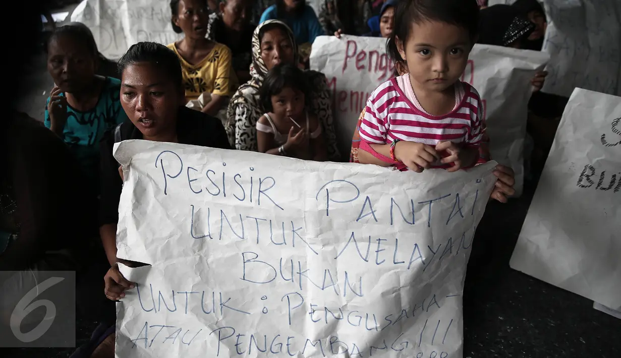 Masyarakat Nelayan Dadap membawa spanduk saat menggelar aksi unjuk rasa didepan kantor Ombudsman RI, Jakarta, (20/5/2016). Mereka menuntut usut Bupati Kabupaten Tangerang diduga melakukan pelanggaran maladministrasi. (Liputan6.com/Faizal Fanani)