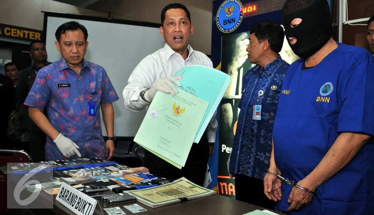 Kepala BNN Komjen Pol Budi Waseso menunjukan berkas Tindak Pidana Pencucian Uang (TPPU) narkotika di Jakarta, Selasa (26/1). BNN berhasil mengungkap kasus TPPU hasil bisnis narkotika dengan menangkap tersangka GP. (Liputan6.com/Yoppy Renato)