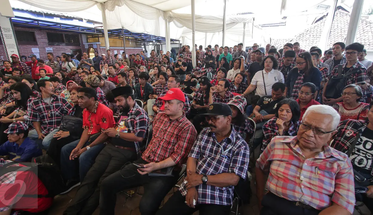 Pendukung Cagub dan Cawagub DKI Jakarta paslon nomor 2, Ahok-Djarot saat nonton bareng Quick Count di Rumah Lembang, Jakarta, Rabu (19/4). (Liputan6.com/Faizal Fanani)