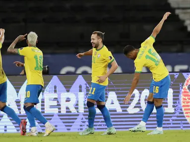 Brasil melanjutkan tren kemenangan di Copa America 2021. Kali ini, Tim Samba berhasil mencukur Peru empat gol tanpa balas pada laga kedua Grup B Copa America di Stadion Olimpico Nilton Santos, Rio de Janeiro. (AP/Silvia Izquierdo)