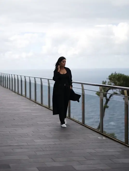 Sebagai pendukung Barca, Titi mengaku bisa menerima kekalahan dari tamunya. Dan mulai saat itu, ia berpindah menjadi pendukung Madrid. Berbagai reaksi pengikutnya memberikan komentar. (Instagram/titirajobintang)