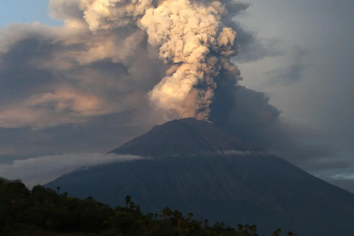 Semangat Para Pelajar Tetap Bersekolah di Tengah Erupsi Gunung Agung