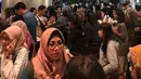 Pengunjung berhamburan keluar gedung setelah merasakan gempa yang melanda sebuah pusat perbelanjaan di kawasan Jakarta, Jumat (2/8/2019). Berdasarkan data BMKG, gempa bumi memiliki Magnitudo 7,4 dan berpusat di wilayah barat daya Sumur, Banten. (Liputan6.com/Adinda)