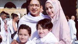 Melalui postingan di akun Instagram pribadinya, mantan Wakil Wali Kota Palu itu mengucap syukur, sebab ia diberi kemudahan selama beribadah. Pasha dan Adelia juga mendoakan agar setiap orang yang mempunyai niat ke Baitullah selalu diberi kemudahan.(Liputan6.com/IG/@pashaungu_real01)