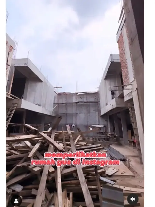 6 Potret Pembangunan Rumah Baru Denny Sumargo, Realistis Pilih KPR