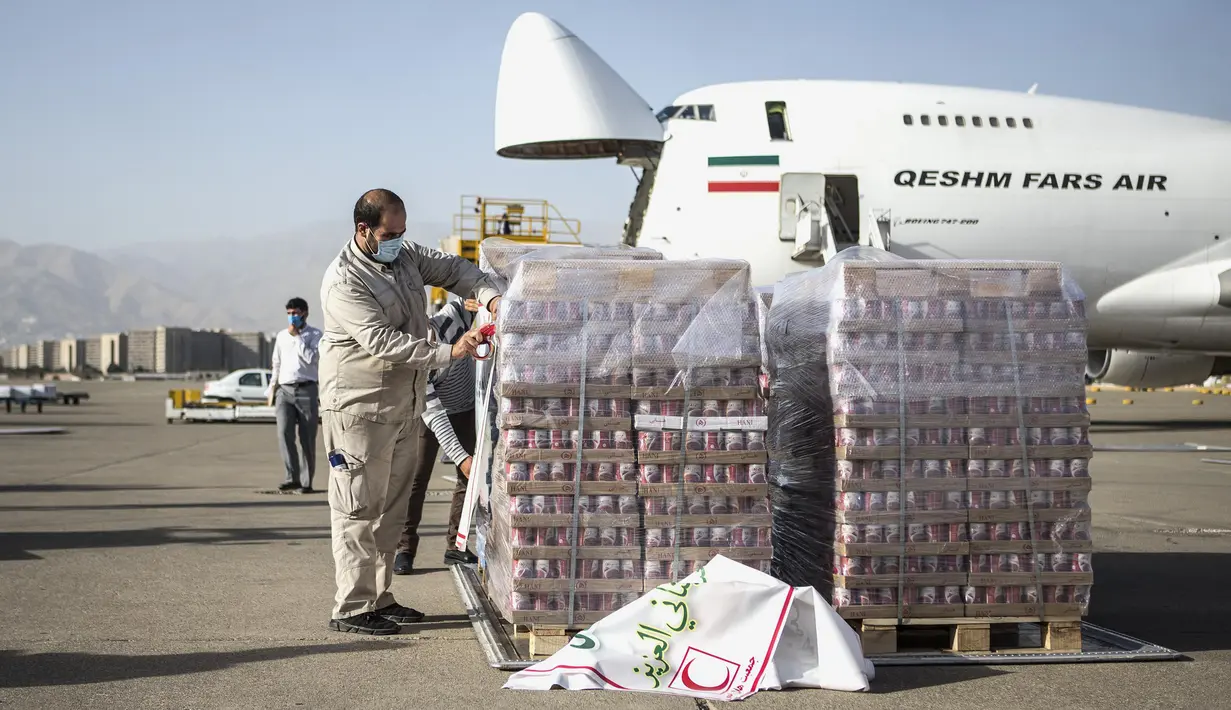 <p>Petugas bersiap memasukkan boks berisi makanan dan suplai medis ke dalam pesawat di Bandara Internasional Mehrabad di Teheran, 5 Agustus 2020. Iran sudah mulai mengirimkan makanan, obat-obatan dan peralatan medis ke Lebanon pascaledakan yang mengguncang pelabuhan di Beirut. (Xinhua/Ahmad Halabisaz)</p>