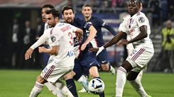 La Pulga membawa PSG menumbangkan Lyon dengan skor tipis 1-0 dalam laga Ligue 1 2022/2023 pekan ke-8 yang digelar di Groupama Stadium, Senin (19/9/2022). (AFP/Jeff Pachoud)