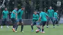 Pemain Timnas Indonesia U-23, Egy Maulana Vikri (tengah) mengikuti pemusatan latihan di Lapangan A Kompleks GBK, Jakarta, Senin (23/4). Latihan ini persiapan laga PSSI Anniversary Cup dan jelang Asian Games 2018. (Liputan6.com/Helmi Fithriansyah)