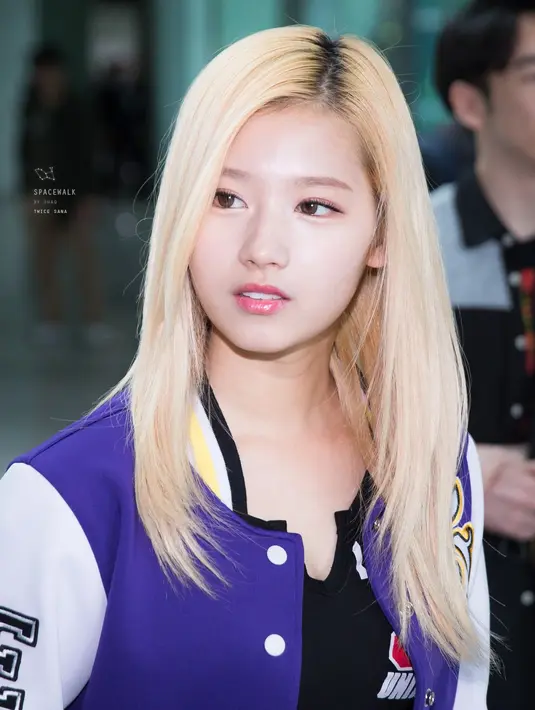 Penampilan Sana Twice tampak begitu memukau dengan rambutnya yang berwarna platinum blonde. (Foto: koreaboo.com)
