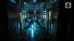 Lampu sinar ultraviolet (UV) untuk sterilisasi rangkaian kereta Light Rail Transit (LRT) Jakarta di Depo LRT Kelapa Gading, Senin (29/6/2020). Sterilisasi dari paparan Covid-19 dilakukan setiap malam usai kereta melayani penumpang dengan waktu penyinaran selama 15 menit. (merdeka.com/Iqbal Nugroho)
