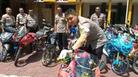 Polisi Pamer Ratusan Motor Knalpot Brong di Probolinggo