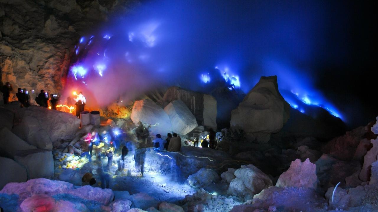 Pesona api biru di kawah Gunung Ijen jadi daya tari wisatawan yang berkunjung. (Istimewa)