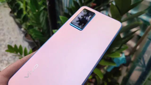 Tampilan bagian belakang Vivo V23e (Liputan6.com/Giovani Dio Prasasti)
