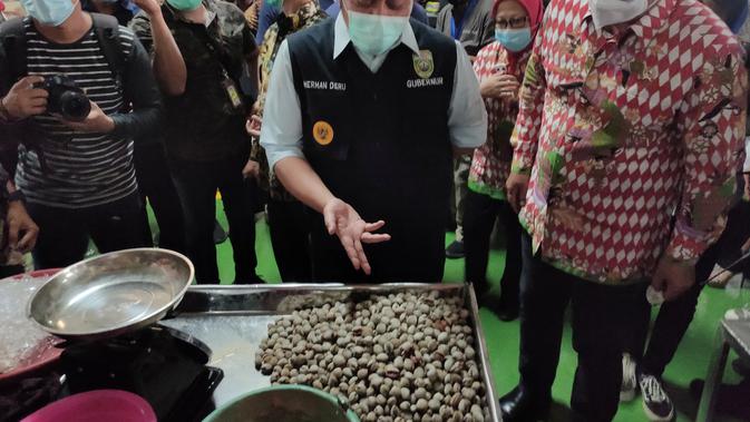 Gubernur Sumsel Herman Deru bersama Menteri Kelautan dan Perikanan Edhy Prabowo saat meninjau lapak penjual kerang di Pasar Ikan Modern (PIM) Palembang (Liputan6.com / Nefri Inge)
