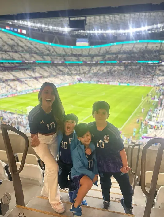 Di jersey tersebut menampilkan nomor 10 yang merupakan nomor punggung Lionel Messi. @antonelaroccuzzo.