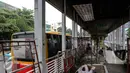 Pekerja menyelesaikan perbaikan halte transjakarta yang terbakar di Salemba, Jakarta, Selasa (7/7/2015). Halte tersebut rusak parah sebagai imbas dari terbakarnya bus Transjakarta koridor 5 pada hari Jumat (3/7) lalu. (Liputan6.com/Faizal Fanani)