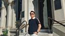 Setelahnya, Calvin Jeremy memamerkan pose berada di pintu sebuah gedung, berlokasi di Philadelphia, Pennsylvania, AS. Ia tampil gaya dengan kaus hitam lengan pendek plus celana panjang broken white berikut sepatu rilisan Nike. Penampilannya makin cling berkat rambut yang tertata rapi dan kacamata. “Philly,” ia mencuap lalu menyematkan emotikon bendera AS. (Foto: Dok. Instagram @calvinjeremy)