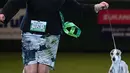 Yvette Short bersama anjingnya the Whippet saat tampil pada hari terakhir Crufts dog show 2018 di National Exhibition Centre di Birmingham, Inggris (11/3). The Whippet adalah anjing pengintai yang berasal dari Inggris. (AFP Photo/Oli Scarff)