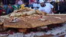 Para ahli gastronomi dan mahasiswa koki menyiapkan "Sandwich de Chola" pada hari Selasa dalam upaya memecahkan rekor dunia untuk sandwich terbesar. (AP Photo/Juan Karita)