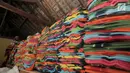 Pekerja merapikan tumpukkan kain pantai yang telah siap dipasarkan di salah satu industri rumahan di Desa Krajan, Mojolaban, Sukoharjo, Jawa Tengah, Senin (10/6/2019).  (merdeka.com/Iqbal S. Nugroho)