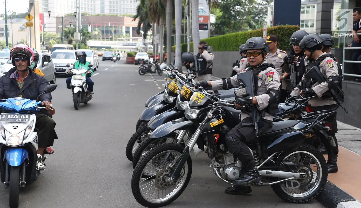 Pasukan bermotor Brimob berjaga di sekitar Hotel Mandarin Oriental, Jakarta, Minggu (2/7). Sebanyak 410 personel gabungan Polri dan TNI disiapkan untuk mengamankan perjalanan Barack Obama menuju Bandara Halim Perdanakusuma. (Liputan6.com/Angga Yuniar)