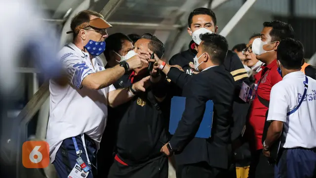 Pelatih Persib Bandung, Robert Alberts dan COO Bhayangkara FC, Sumardji.