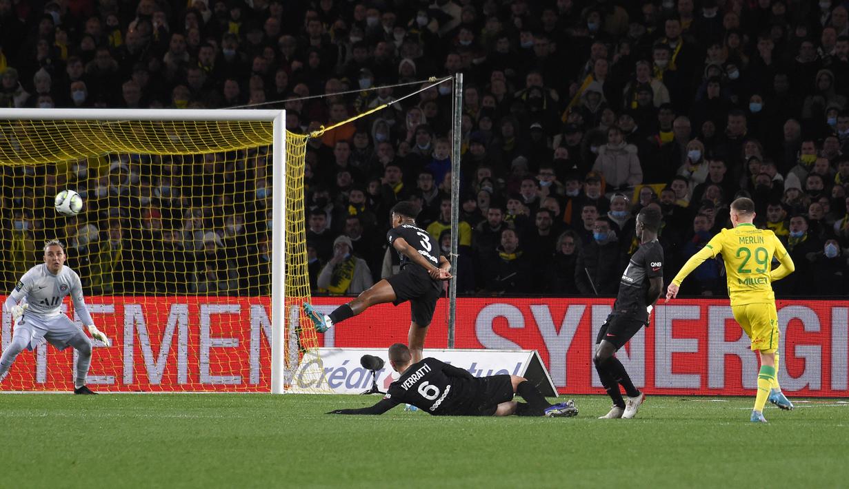 Pada menit ke-16 Nantes berhasil menggandakan keunggulan. Gol kedua tuan rumah dicetak Quentin Merlin melalui sepakan keras dari tepi kotak penalti usai kerja sama apiknya dengan Osman Bukari. (AFP/Sebastien Salom-Gomis)