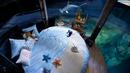 Suasana kamar hotel bawah air Aquarium of Paris, Prancis, 14 Maret 2016. Hotel yang dibuat oleh Airbnb dan Aquarium of Paris tersebut menawarkan sensasi menginap yang menegangkan dan seru. (REUTERS/Charles Platiau)