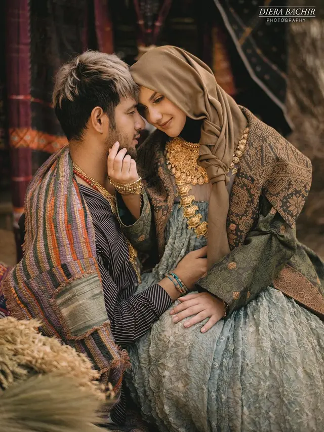 6 Potret Maternity Shoot Irish Bella Bertema Etnik dalam Balutan Hijab Tradisional