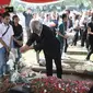 Presiden pertama Timor Leste Xanana Gusmao menaburkan bunga saat berziarah ke makam Presiden ke-3 RI BJ Habibie di TMP Kalibata, Jakarta, Minggu (15/9/2019). Xanana dan perwakilan rakyat Timor Leste memanjatkan doa untuk Habibie. (merdeka.com/Iqbal Nugroho)