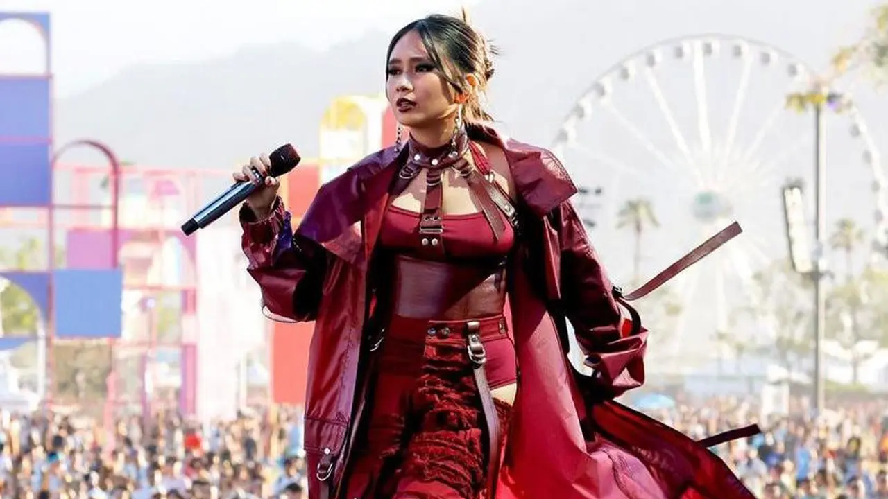 8 Gaya Memukau Niki Zefanya Tampil Perdana di Coachella 2022