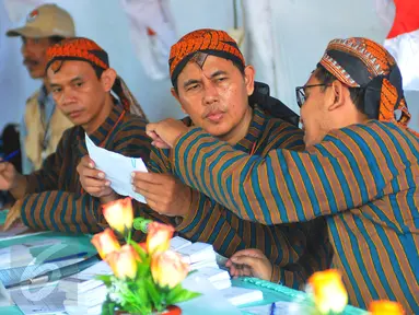 Petugas Kelompok Panitia Pemungutan Suara (KPPS) mengenakan pakaian tradisional khas Jawa dan blangkon di TPS 04 Gambir, Jakarta Pusat, Rabu (15/2). Penggunaan pakaian adat Jawa itu untuk memeriahkan gelaran Pilkada DKI 2017. (Liputan6.com/Angga Yuniar)