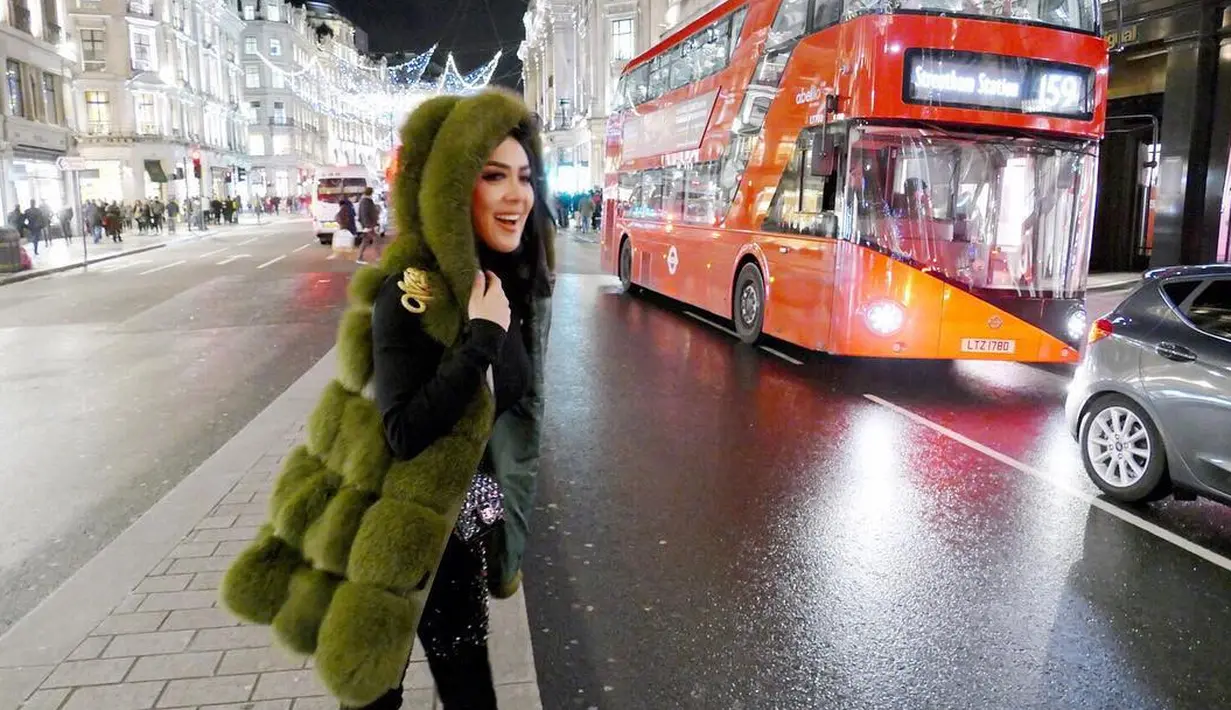 Bukan jaket atau parka, kali ini Syahrini memakai rompi yang modelnya juga bulu-buludan tebal. Sangat cocok pastinya dipakai oleh Syahrini yang sedang liburan di daerah sangat dingin. (Instagram/princessyahrini)
