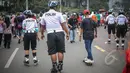 Polisi berkeliling menggunakan sepatu roda saat berpatroli di area Car Free Day, di Bundaran HI, Jakarta, Minggu (3/5/2015). Patroli polisi ini dilakukan untuk menjaga ketertiban serta keamanan bagi warga yang berolahraga. (Liputan6.com/Faizal Fanani)