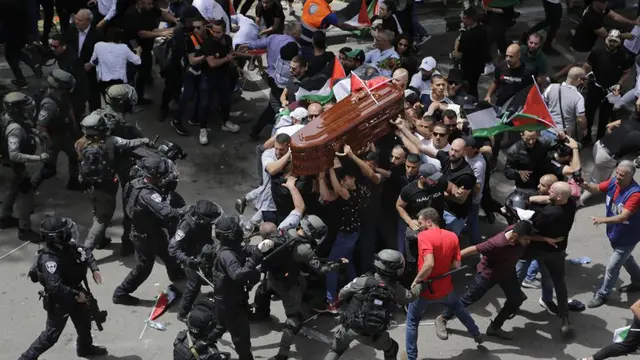 Polisi Israel berhadapan dengan pelayat saat mereka membawa peti mati jurnalis veteran Al Jazeera yang terbunuh, Shireen Abu Akleh selama pemakamannya di Yerusalem timur, Jumat, 13 Mei 2022. (Foto AP/Maya Levin)