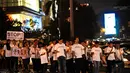 Para peserta aksi mengelilingi Bundaran HI dengan membawa lilin di tangan, Jakarta, Kamis (20/11/2014). (Liputan6.com/Faisal R Syam) 