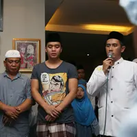 Suasana duka tampak jelas saat tahlilan untuk Olga Syahputra digelar. Lihat saja wajah Billy Syahputra, adik Olga, yang mulai sesenggukan (Foto: Muhammad Akrom Sukarya)