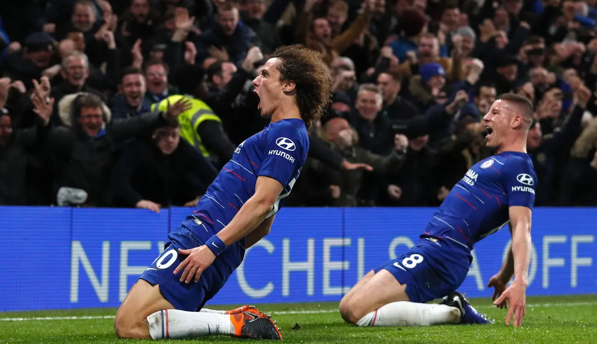 Bek Chelsea, David Luiz, merayakan gol yang dicetaknya ke gawang Manchester City pada laga Premier League di Stadion Stamford Bridge, London, Minggu (9/12). Chelsea menang 2-0 atas City. (AFP/Adrian Dennis)