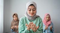 Ilustrasi Muslimah Berdoa Credit: shutterstock.com