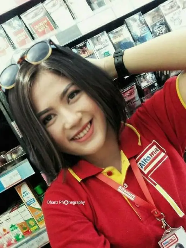 6 Editan Foto Aktris Jadi Kasir Minimarket Ini Bikin Senyum