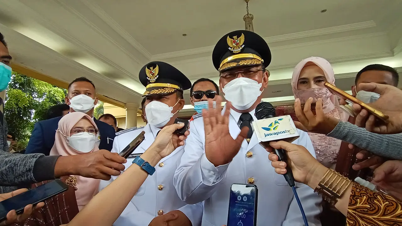 Walikota Dan Wakil Walikota Cilegon Usai Dilantik Gubernur Banten, Di Kota Serang. (Jumat, 26/02/2021). (Liputan6.com/Yandhi Deslatama).