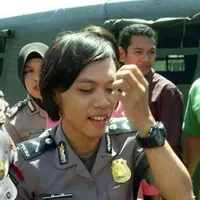 Nggak ngerti lagi, waria ini kenakan atribut polisi biar terlihat seperti polwan sungguhan. (Via: facebook.com/krishnamurti70)