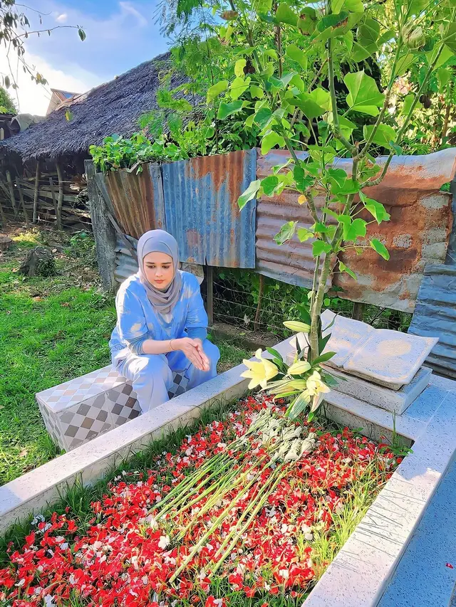 Merasa Sangat Rindu, Ini 6 Potret Cut Meyriska Ziarah ke Makam Ayah di Aceh