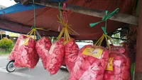 Sebagai kuliner dan jajanan khas warga, kerupuk bondon dengan mudah ditemukan terutama di sepanjang jalur Kadungora, Garut, Jawa Barat. (Liputan6.com/Jayadi Supriadin)