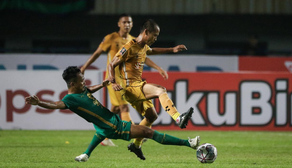 Bhayangkara memulai babak kedua dengan tampil lebih agresif. Sejumlah peluang lagi-lagi didapatkan oleh anak asuh Widodo C Putro tersebut. (Bola.com/Bagaskara Lazuardi)