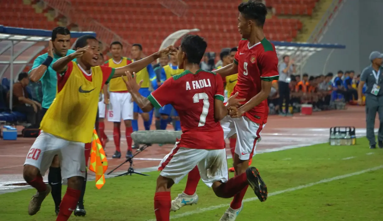 Pemain Timnas Indonesia U-16, Amanar Abdillah (tengah) merayakan gol bersama rekannya pada laga grup G Piala AFC U-16 di Stadion Rajamangala, Bangkok, Senin (18/9/2017). Timnas Indonesia U-16 menang 1-0. (Bola.com/PSSI)