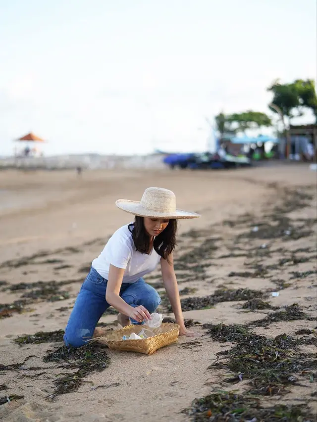 Potret Raline Shah Lakukan Bersih Pantai. (Sumber: Instagram/ralineshah)