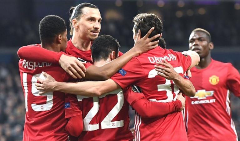 Para pemain Manchester United merayakan gol Henrikh Mkhitaryan (nomor 22) ke gawang Anderlecht pada leg pertama perempat final Liga Europa di Stadion Constant Vanden Stock, Brussels, Kamis (13/4/2017). (AFP/Emmanuel Dunand)