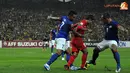 Pemain Indonesia, Samsul Arif (tengah) berusaha keluar dari hadangan pemain Malaysia dalam Laga Piala AFF Suzuki 2012 antara Malaysia vs Indonesia di Stadion Bukit Jalil, Kuala Lumpur, Malaysia. pertandingan berakhir dengan skor 2-0 untuk Malaysia.
